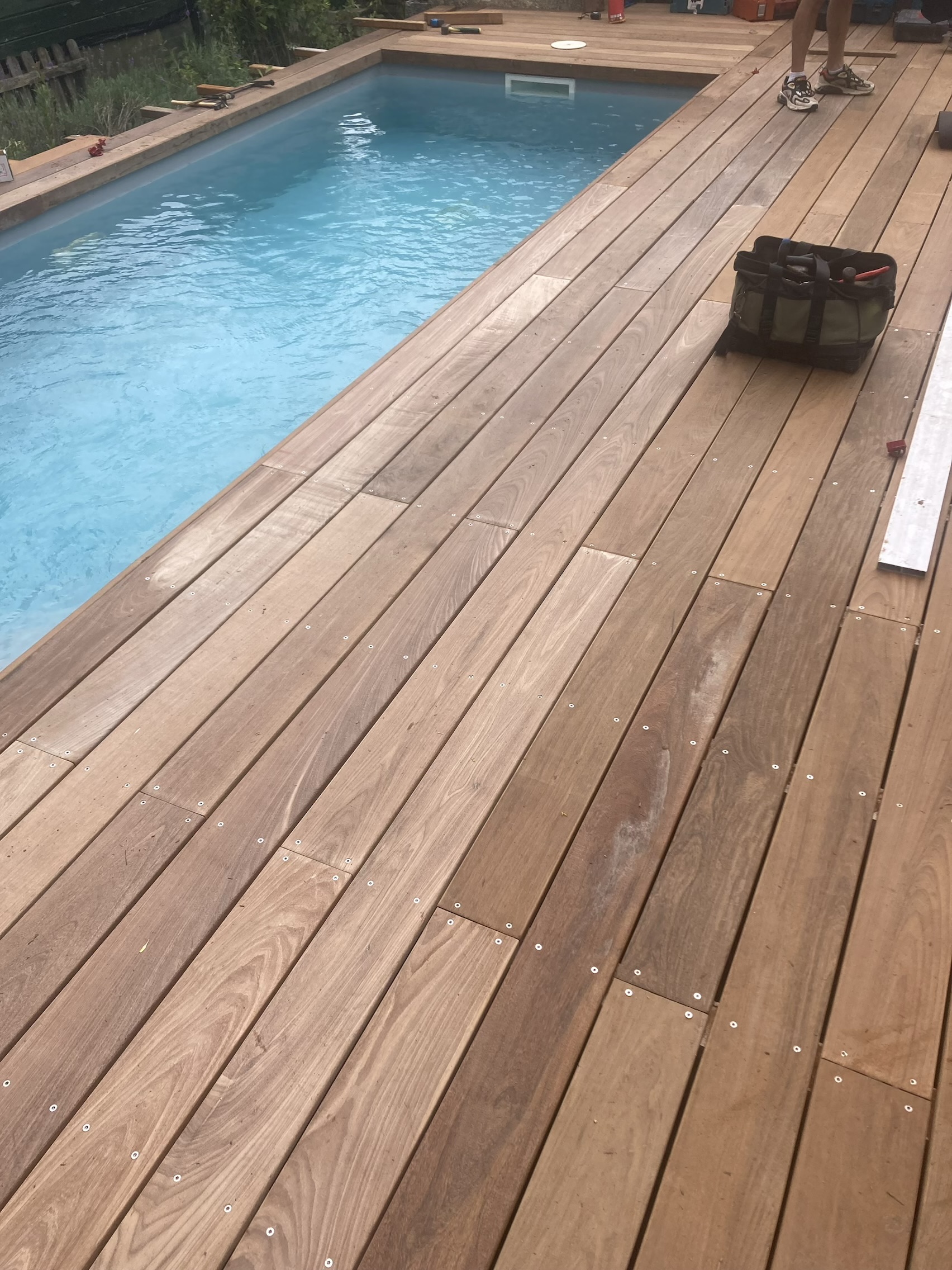 Réalisation d’une terrasse en bois exotique à Bordeaux : Pourquoi choisir le Cumaru ou L’Itauba ?