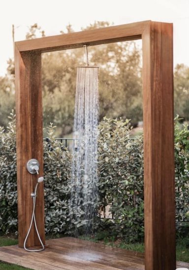 Douche extérieure en bois exotique, c’est de l’ITAUBA réalisé à Bordeaux 