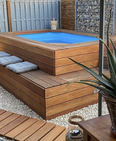 piscine beton et entourage bois